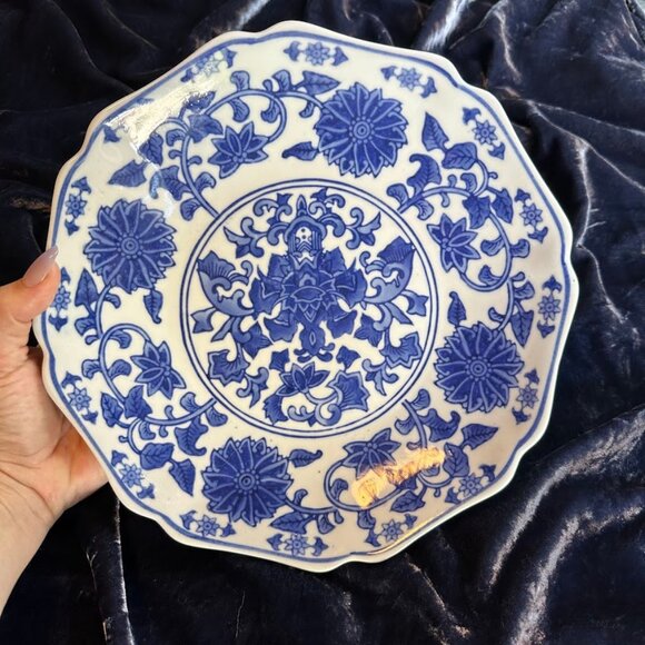 VTG Qing Chinese porcelain scalloped plate with scrolling blue lotus pattern - Picture 3 of 11